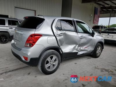 Trzecie zdjęcie samochodu z tyłu: 2022 CHEVROLET TRAX LS VIN:KL7CJKSM6NB545280 - miniatura
