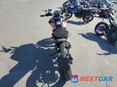 Czwarte zdjęcie samochodu z boku: 2021 KTM 200 DUKE VIN:MD2JPC404MC051334 - miniatura