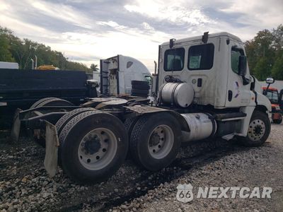 Czwarte zdjęcie samochodu z boku: 2016 FREIGHTLINER CASCADIA 125 SEMI TRUCK VIN:1FUJGEBGXGLHC3829 - miniatura