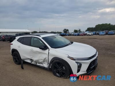 Czwarte zdjęcie samochodu z boku: 2024 CHEV TRAX VIN:KL77LKE27RC225116 - miniatura