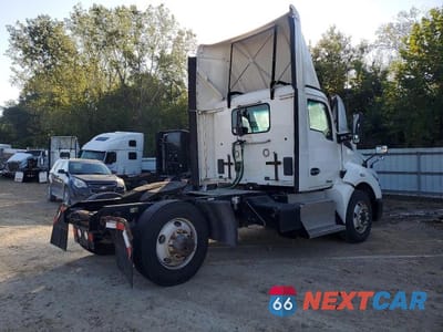Czwarte zdjęcie samochodu z boku: 2017 KENWORTH T680 SEMI TRUCK VIN:1XKYAP8X5HJ171721 - miniatura