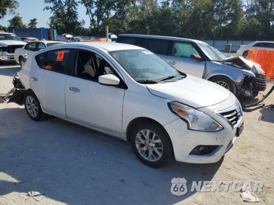 Czwarte zdjęcie samochodu z boku: 2018 NISSAN VERSA S VIN:3N1CN7AP8JL879905 - miniatura