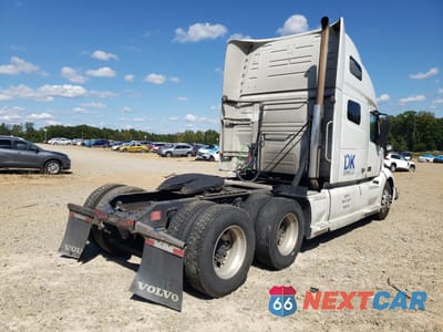 Czwarte zdjęcie samochodu z boku: 2020 VOLVO VNL SEMI TRUCK VIN:4V4NC9EH9LN256469 - miniatura