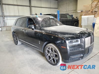 Czwarte zdjęcie samochodu z boku: 2022 ROLLS-ROYCE CULLINAN BLACK BADGE VIN:SLATV8C00NU209870 - miniatura
