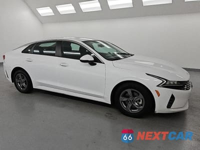 Czwarte zdjęcie samochodu z boku: 2023 KIA K5 LXS VIN:5XXG14J25PG204806 - miniatura