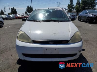 Piąte zdjęcie samochodu w środku: 2001 FORD FOCUS LX VIN:1FAFP33PX1W294849 - miniatura