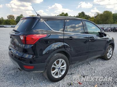 Trzecie zdjęcie samochodu z tyłu: 2019 FORD ESCAPE SE VIN:1FMCU9GD2KUB38435 - miniatura