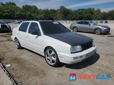 Czwarte zdjęcie samochodu z boku: 1996 VOLKSWAGEN JETTA GL VIN:3VWRA81H8TM075020 - miniatura