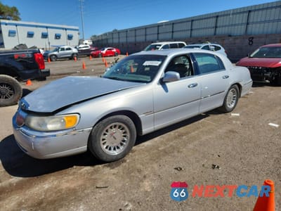1999 LINCOLN TOWN CAR CARTIER 1LNHM83W7XY621331 - główne zdjęcie licytacji z USA - miniatura