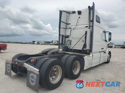 Czwarte zdjęcie samochodu z boku: 2015 VOLVO VN VNL - TRUCKS SEMI TRUCK VIN:4V4NC9EH9FN917244 - miniatura