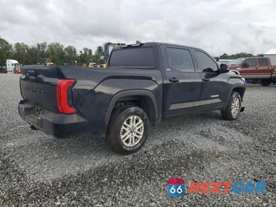 Trzecie zdjęcie samochodu z tyłu: 2025 TOYOTA TUNDRA CREWMAX SR VIN:5TFLA5AB5SX046294 - miniatura