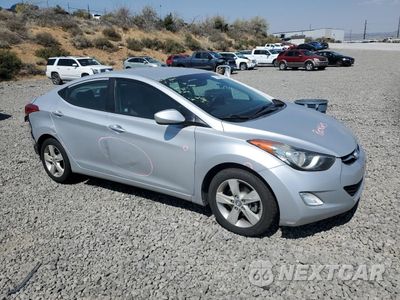 Czwarte zdjęcie samochodu z boku: 2013 HYUNDAI ELANTRA GLS VIN:KMHDH4AE1DU874122 - miniatura