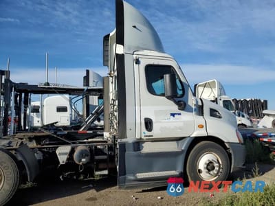 Zdjęcie 9 z 10 samochodu: 2016 FREIGHTLINER CASCADIA 113 SEMI TRUCK VIN:3AKBGADV8GSGU9408 - miniatura