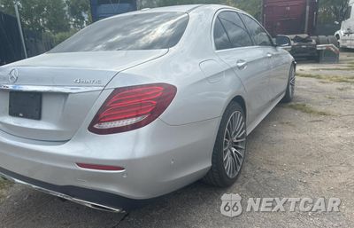 Czwarte zdjęcie samochodu z boku: 2018 MERCEDES-BENZ E 300 4MATIC VIN:WDDZF4KB9JA435600 - miniatura