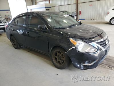 Czwarte zdjęcie samochodu z boku: 2019 NISSAN VERSA S VIN:3N1CN7AP5KL808212 - miniatura