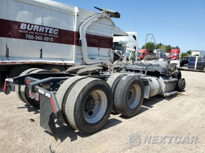 Czwarte zdjęcie samochodu z boku: 2015 FREIGHTLINER CASCADIA 125 SEMI TRUCK VIN:3AKJGEDV7FSGB7255 - miniatura