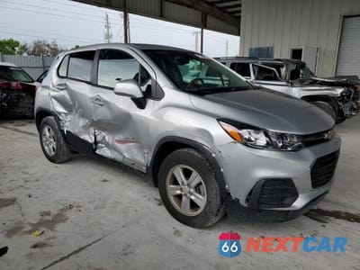Czwarte zdjęcie samochodu z boku: 2022 CHEVROLET TRAX LS VIN:KL7CJKSM6NB545280 - miniatura