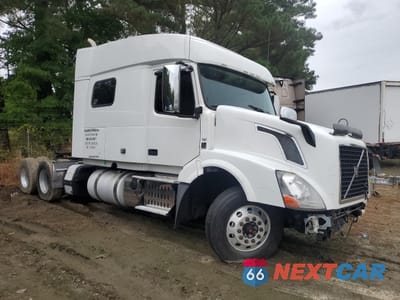 2016 VOLVO VN VNL 4V4NC9EH8GN951998 - główne zdjęcie licytacji z USA - miniatura