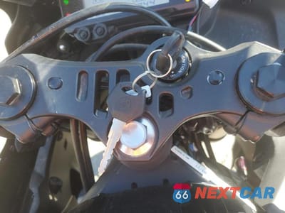 Zdjęcie 8 z 9 samochodu: 2021 YAMAHA YZFR3 A VIN:MH3RH18Y9MK007296 - miniatura