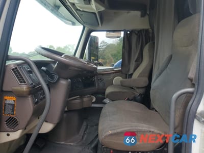 Piąte zdjęcie samochodu w środku: 2016 VOLVO VN VNL VIN:4V4NC9EH8GN951998 - miniatura