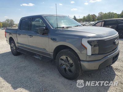 Czwarte zdjęcie samochodu z boku: 2024 FORD F150 LIGHTNING XLT VIN:1FT6W3L72RWG01682 - miniatura
