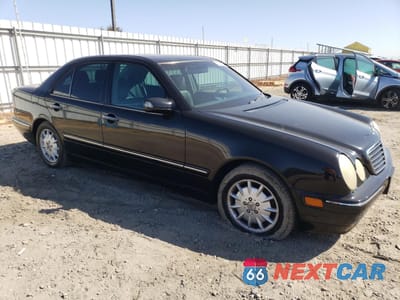 Czwarte zdjęcie samochodu z boku: 2000 MERCEDES-BENZ E 320 VIN:WDBJF65G8YA958920 - miniatura
