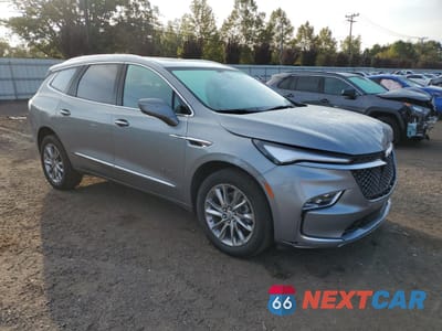 Czwarte zdjęcie samochodu z boku: 2023 BUICK ENCLAVE AVENIR VIN:5GAEVCKW3PJ180543 - miniatura