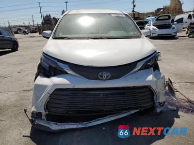 Piąte zdjęcie samochodu w środku: 2021 TOYOTA SIENNA LE VIN:5TDKRKEC9MS042179 - miniatura