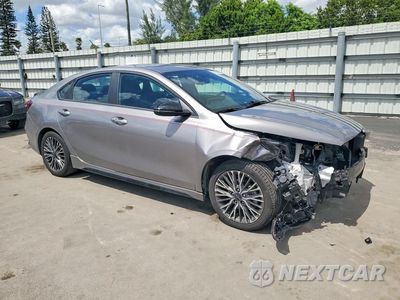 Czwarte zdjęcie samochodu z boku: 2024 KIA FORTE GT LINE VIN:3KPF54AD9RE816195 - miniatura