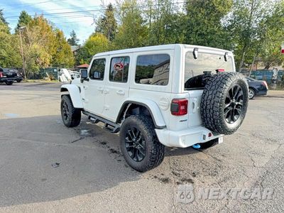 Trzecie zdjęcie samochodu z tyłu: 2021 JEEP WRANGLER UNLIMITED SAHARA 4XE VIN:1C4JJXP62MW643294 - miniatura