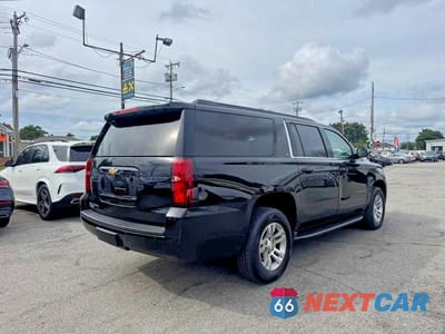 Czwarte zdjęcie samochodu z boku: 2020 CHEVROLET SUBURBAN K1500 LT VIN:1GNSKHKC8LR232376 - miniatura