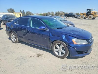 Czwarte zdjęcie samochodu z boku: 2014 VOLKSWAGEN PASSAT SE VIN:1VWBP7A34EC011687 - miniatura