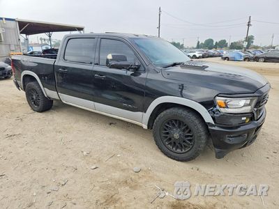Czwarte zdjęcie samochodu z boku: 2019 RAM 1500 LARAMIE VIN:1C6RRERT8KN701079 - miniatura