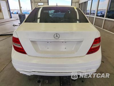 Zdjęcie 6 z 12 samochodu: 2013 MERCEDES-BENZ C 250 VIN:WDDGF4HB5DR253980 - miniatura