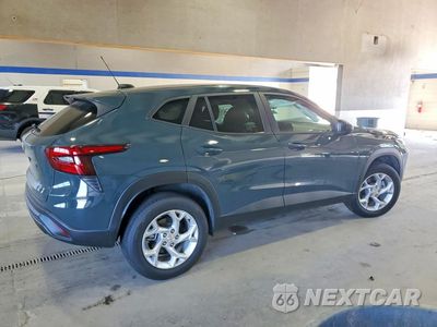 Trzecie zdjęcie samochodu z tyłu: 2026 CHEVROLET TRAX LS VIN:KL77LFEP4TC013350 - miniatura