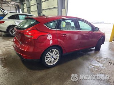 Trzecie zdjęcie samochodu z tyłu: 2015 FORD FOCUS TITANIUM VIN:1FADP3N20FL334406 - miniatura