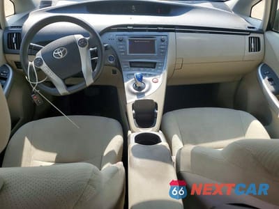 Zdjęcie 8 z 12 samochodu: 2013 TOYOTA PRIUS TWO VIN:JTDKN3DU8D5544425 - miniatura