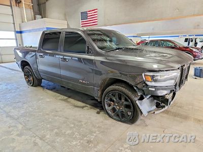 Czwarte zdjęcie samochodu z boku: 2021 RAM 1500 LARAMIE VIN:1C6SRFJT6MN559515 - miniatura