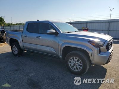 Czwarte zdjęcie samochodu z boku: 2025 TOYOTA TACOMA SR5 VIN:3TMLB5JN0SM159048 - miniatura