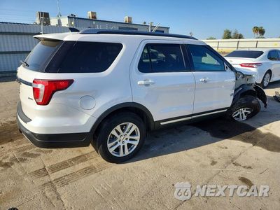 Trzecie zdjęcie samochodu z tyłu: 2019 FORD EXPLORER XLT VIN:1FM5K8D87KGA42718 - miniatura