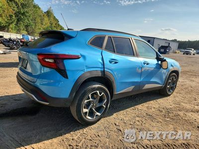 Trzecie zdjęcie samochodu z tyłu: 2025 CHEVROLET TRAX 1LT VIN:KL77LHEP2SC103090 - miniatura