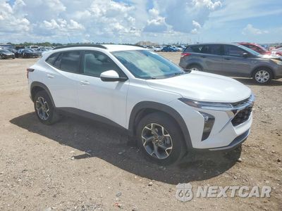Czwarte zdjęcie samochodu z boku: 2025 CHEVROLET TRAX 1LT VIN:KL77LHEPXSC234350 - miniatura