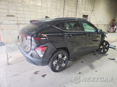 Trzecie zdjęcie samochodu z tyłu: 2025 HYUNDAI KONA SEL VIN:KM8HBCAB4SU279555 - miniatura