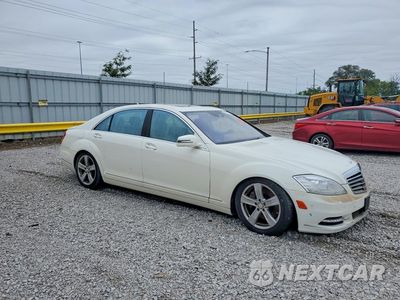 Czwarte zdjęcie samochodu z boku: 2013 MERCEDES-BENZ S 550 4MATIC VIN:WDDNG9EB4DA520479 - miniatura