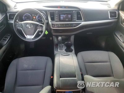 Zdjęcie 8 z 13 samochodu: 2019 TOYOTA HIGHLANDER LE VIN:5TDZARFH0KS044330 - miniatura