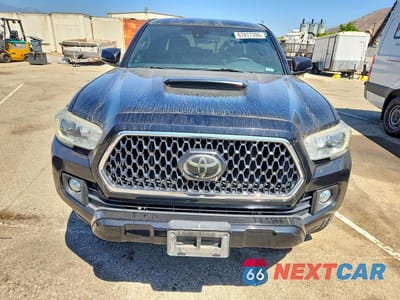 Piąte zdjęcie samochodu w środku: 2018 TOYOTA TACOMA TRD SPORT VIN:3TMBZ5DN1JM013484 - miniatura