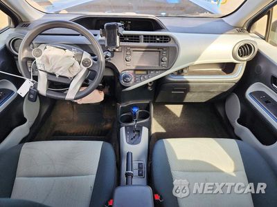 Zdjęcie 8 z 12 samochodu: 2012 TOYOTA PRIUS C THREE VIN:JTDKDTB36C1026493 - miniatura