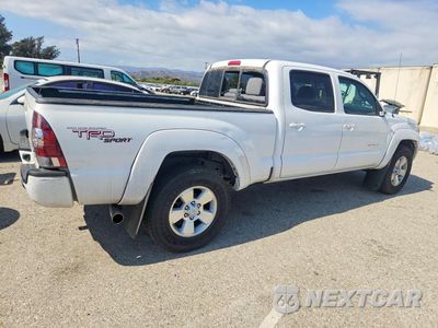 Trzecie zdjęcie samochodu z tyłu: 2013 TOYOTA TACOMA DOUBLE CAB PRERUNNER LONG BED VIN:3TMKU4HN2DM037980 - miniatura