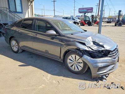 Czwarte zdjęcie samochodu z boku: 2019 VOLKSWAGEN JETTA S VIN:3VWC57BU4KM154005 - miniatura