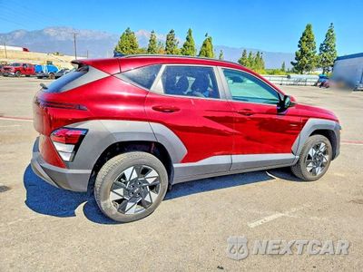 Trzecie zdjęcie samochodu z tyłu: 2024 HYUNDAI KONA SEL VIN:KM8HCCABXRU070599 - miniatura